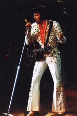 Elvis Presley - mit Mikro