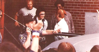 Elvis Presley - in Auto einsteigen/Palace