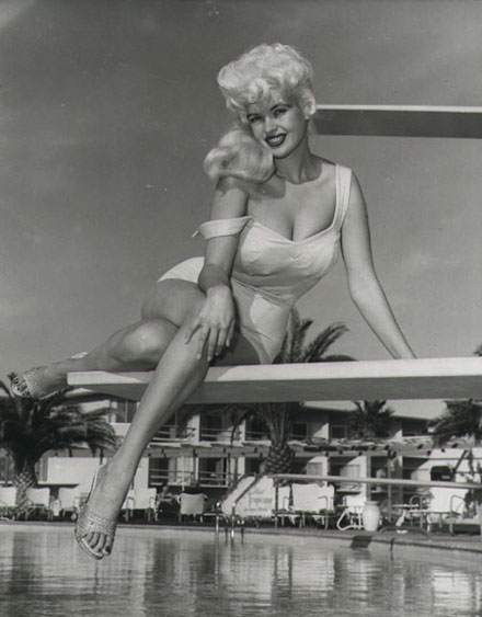 Jayne Mansfield - auf dem Sprungbrett