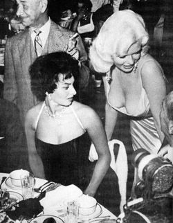 Jayne Mansfield - Sophia Loren & Jane's Ausschnitt