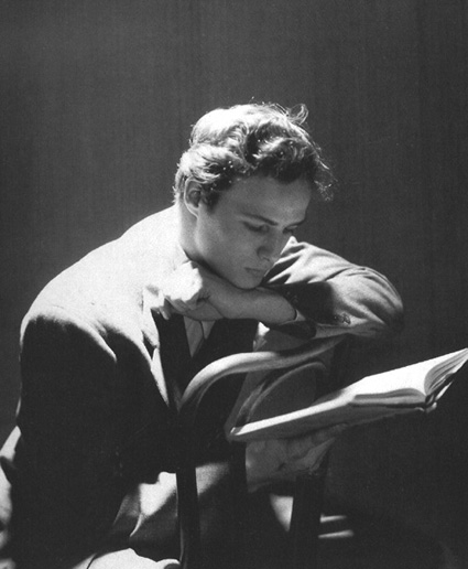 Marlon Brando - am Lesen