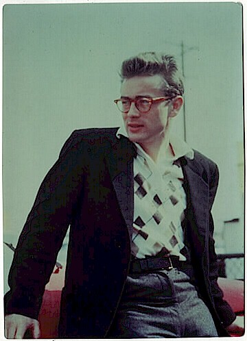James Dean - mit roter Brille
