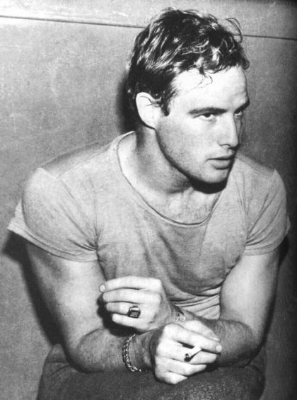 Marlon Brando - Backstage am Rauchen