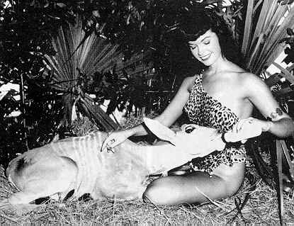 Bettie Page - am F�ttern