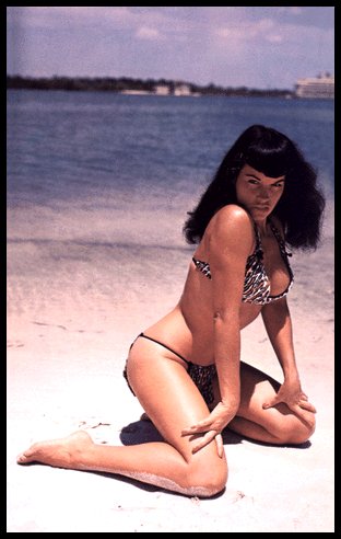 Bettie Page - am Strand