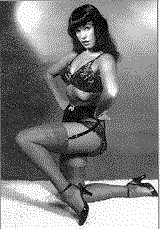 Bettie Page - sitzend