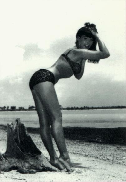 Bettie Page - am Strand