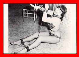 Bettie Page - in Ketten