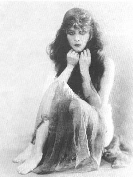 Theda Bara - kauernd